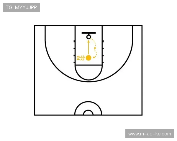 中场趣味投篮活动，小球迷命中半场三分